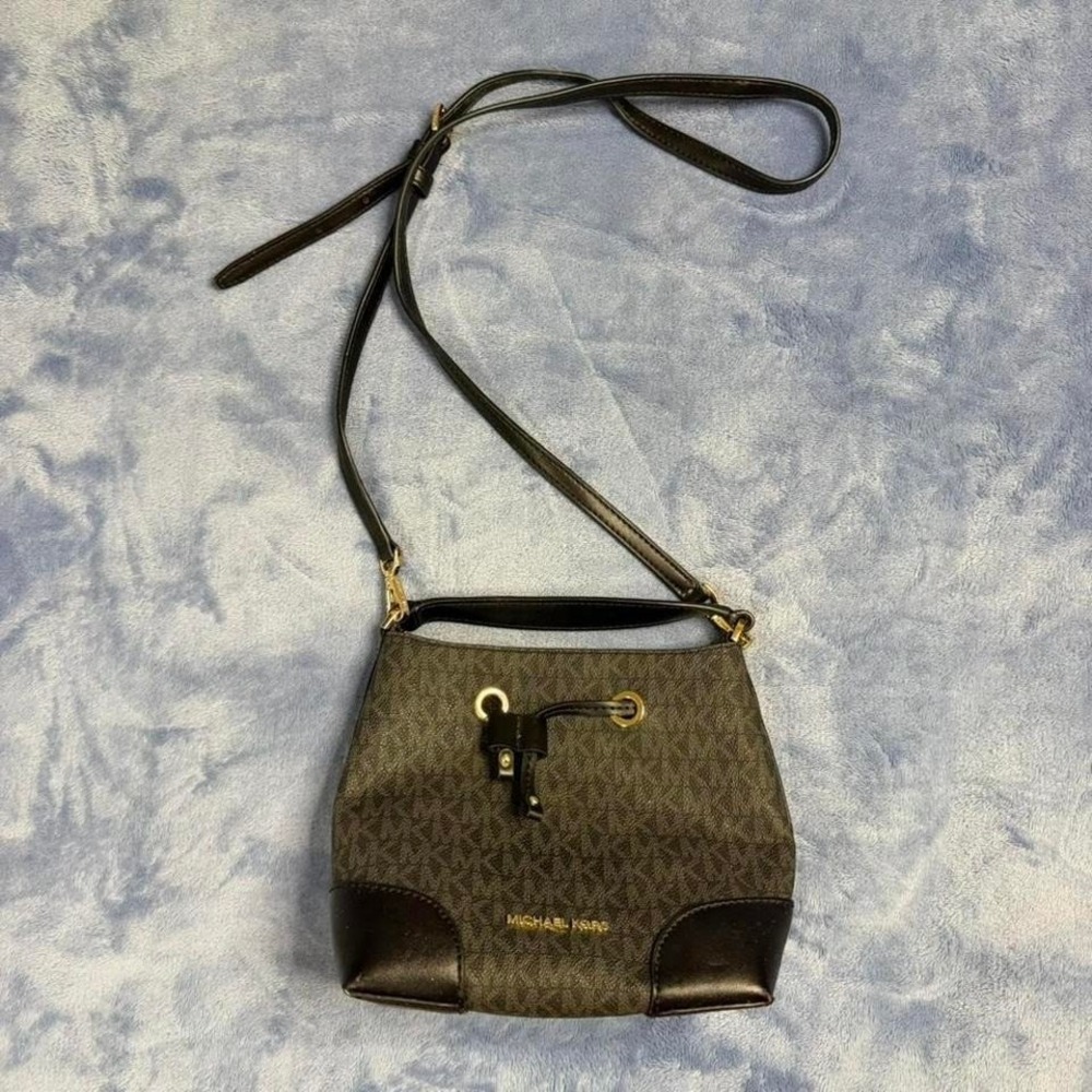 Michael Kors Mercer Small Logo Bucket Bag /Black